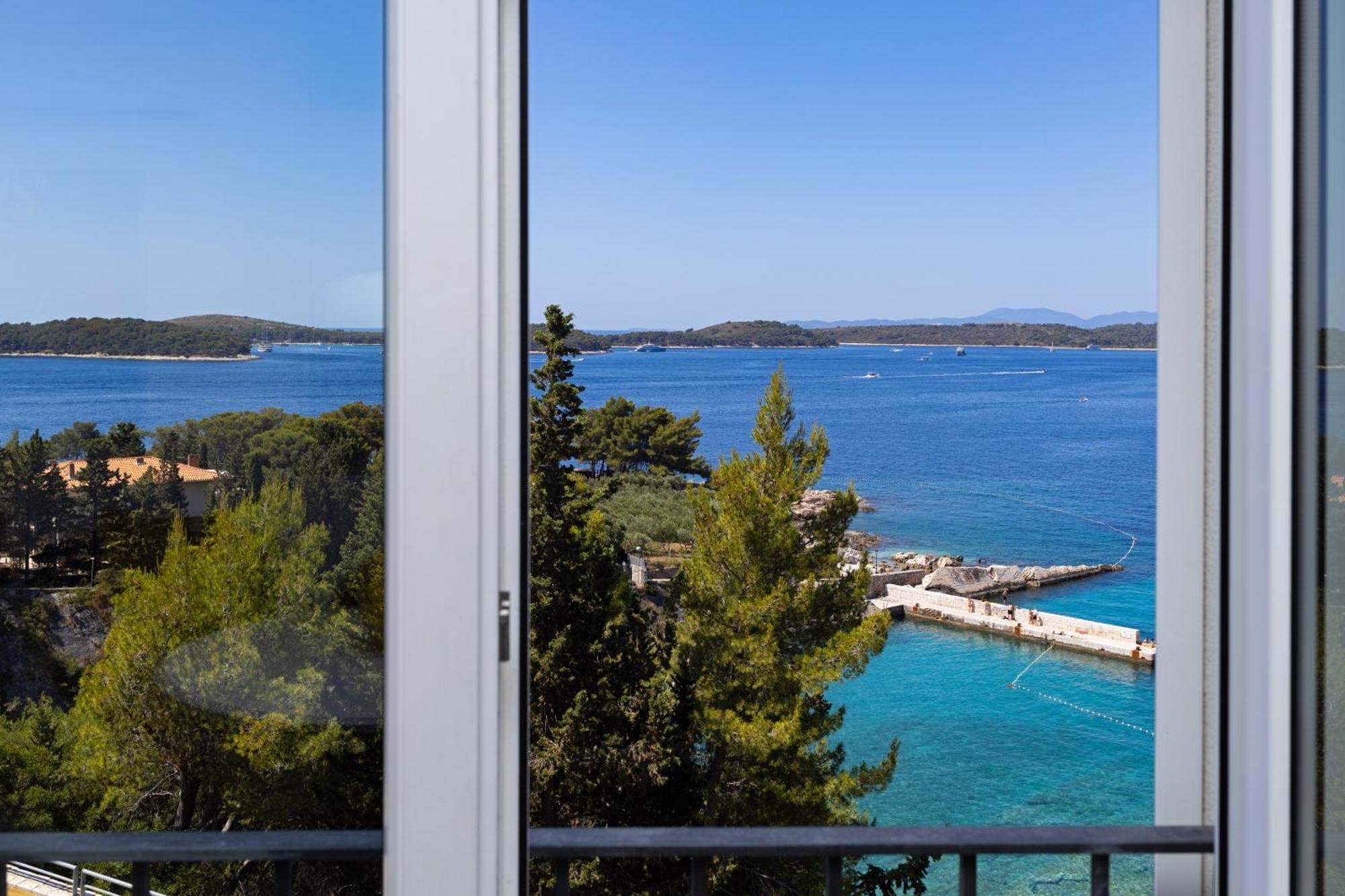 Blue Bay * Hvar Town